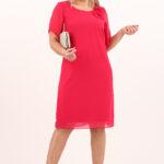 Elegancka szyfonowa sukienka z kwiatem na ramieniu malinowa