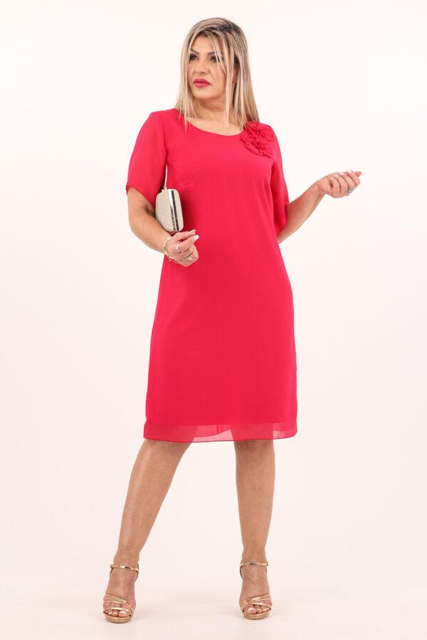 Elegancka szyfonowa sukienka z kwiatem na ramieniu malinowa