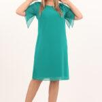 Elegancka szyfonowa sukienka z kwiatem na ramieniu zielona