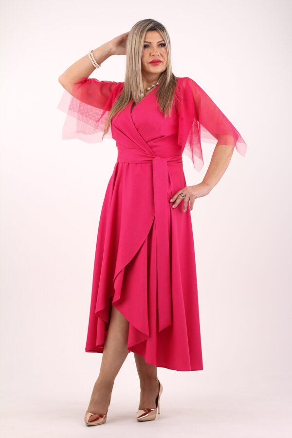 Wieczorowa różowa sukienka z tiulowym rękawem i z rozcięciem