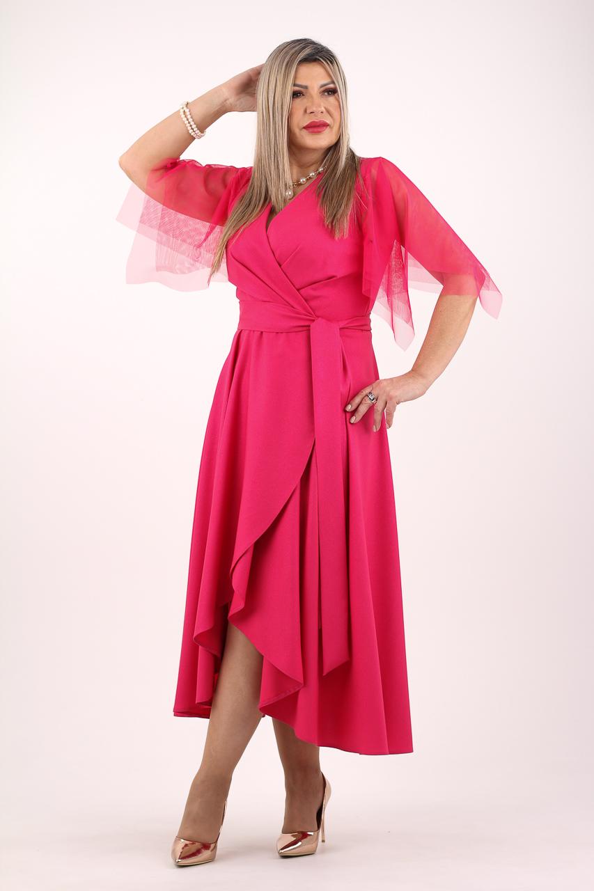 Wieczorowa różowa sukienka z tiulowym rękawem i z rozcięciem