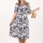 Wzorzysta biała sukienka w granatowe kwiaty