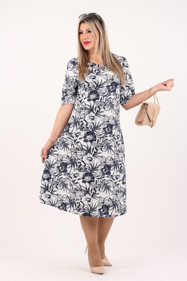 Wzorzysta biała sukienka w granatowe kwiaty