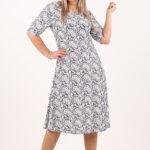 Wzorzysta sukienka w białe kwiaty