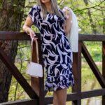 Letnia zwiewna koktajlowa sukienka w biało-beżowe wzory