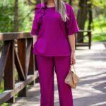 Amarantowy elegancki komplet spodnie i bluzka ze zdobieniem na ramieniu