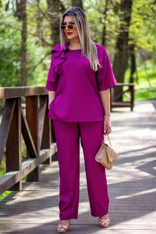 Amarantowy elegancki komplet spodnie i bluzka ze zdobieniem na ramieniu