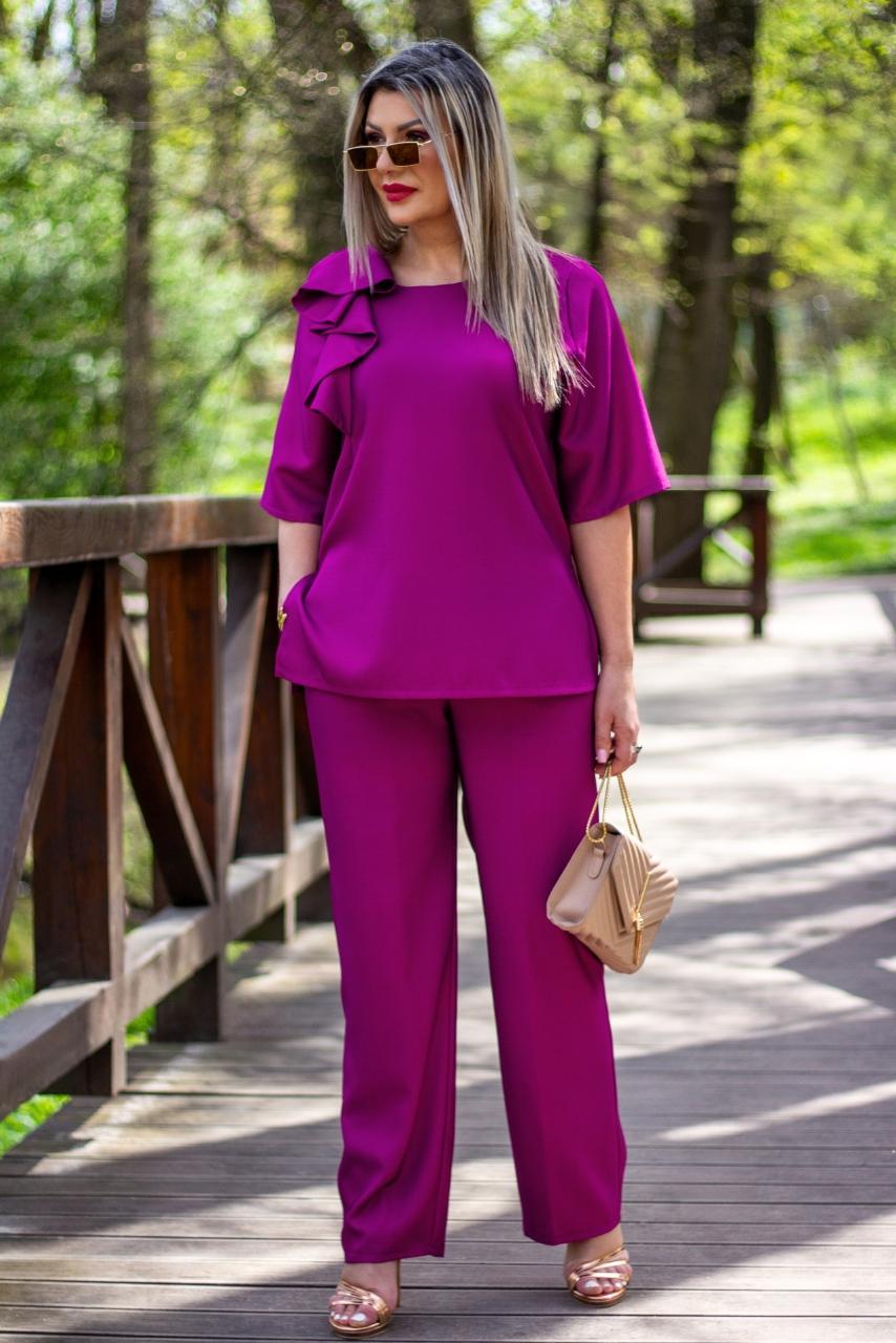 Amarantowy elegancki komplet spodnie i bluzka ze zdobieniem na ramieniu