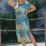 Sukienka z rozcięciami po bokach w rozety