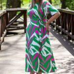 Zielono-różowo-biała sukienka do połowy łydki z wiązaniem z boku