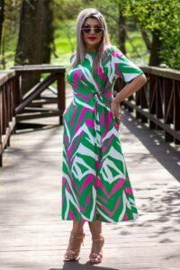 Zielono-różowo-biała sukienka do połowy łydki z wiązaniem z boku