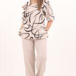 Beżowo-czarny elegancki komplet spodnie i bluzka we wzory ze zdobieniem na ramieniu