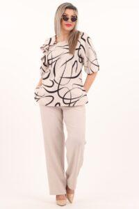Beżowo-czarny elegancki komplet spodnie i bluzka we wzory ze zdobieniem na ramieniu
