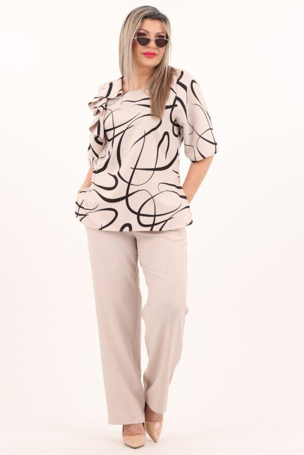 Beżowo-czarny elegancki komplet spodnie i bluzka we wzory ze zdobieniem na ramieniu