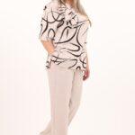 bezowy-elegancki-komplet-spodnie-i-bluzka-we-wzory (4)