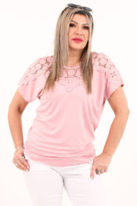 Bluzka z koronkowymi wstawkami różowa