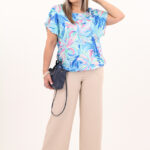elegancka-bluzka-z-gumka-na-dole-niebieska-we-wzory (1)