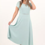 Miętowa sukienka do połowy łydki na wesele