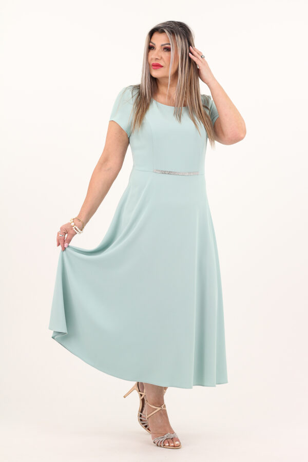 Miętowa sukienka do połowy łydki na wesele
