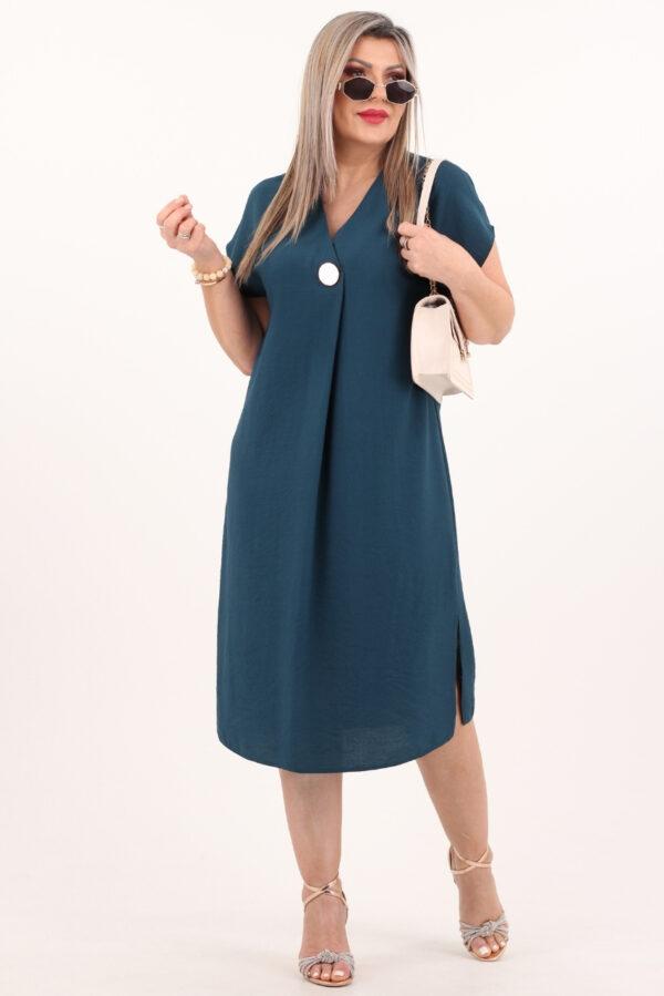 Morska sukienka z rozcięciami po bokach i broszką