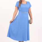 Niebieska sukienka do połowy łydki na wesele
