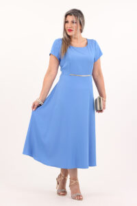 Niebieska sukienka do połowy łydki na wesele