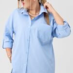 Gładka niebieska koszula w dużym rozmiarze – moda dla puszystych kobiet