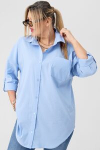 Gładka niebieska koszula w dużym rozmiarze – moda dla puszystych kobiet