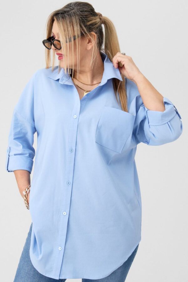 Gładka niebieska koszula w dużym rozmiarze – moda dla puszystych kobiet