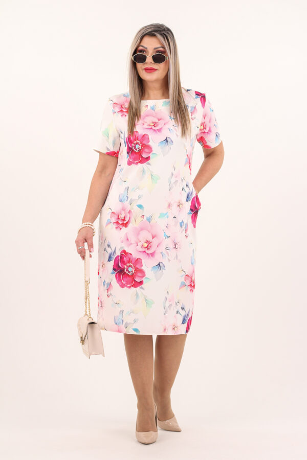 Prosta elegancka sukienka z kieszeniami ecru w kwiaty