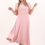 pudrowa-sukienka-do-polowy-lydki-na-wesele (1)