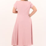 pudrowa-sukienka-do-polowy-lydki-na-wesele (2)