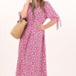 Różowa letnia sukienka z wiązaniem na rękawach