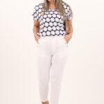 Eleganckie spodnie z ozdobnymi guzikami białe