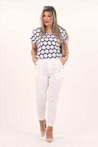 Eleganckie spodnie z ozdobnymi guzikami białe