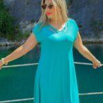 Zielona sukienka z paskami na dekolcie