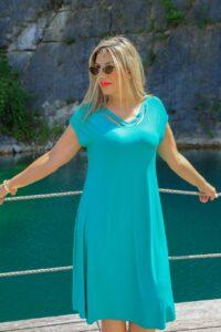 Zielona sukienka z paskami na dekolcie