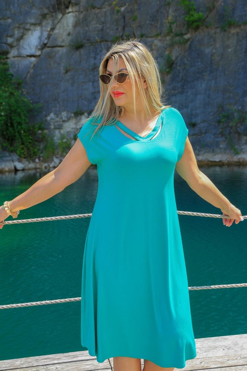 Zielona sukienka z paskami na dekolcie