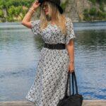 Kwiecista biała sukienka z guzikami z przodu