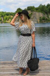 Kwiecista biała sukienka z guzikami z przodu