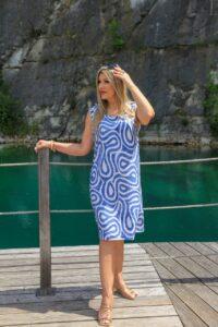 Niebiesko-biała lniana sukienka letnia