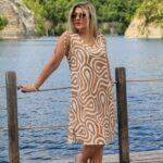 Brązowo-biała lniana sukienka letnia