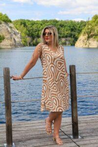 Brązowo-biała lniana sukienka letnia