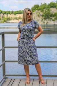 Fioletowa sukienka z wiązaniem w pasie w drobne kwiaty