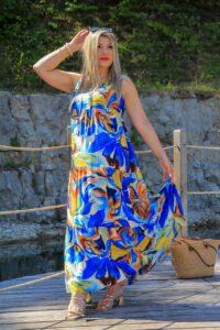 Wzorzysta niebieska sukienka maxi na szerokich ramiączkach