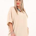 beżowa bluzka z ażurowymi rękawami
