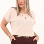 Beżowa bluzka z łezką na dekolcie