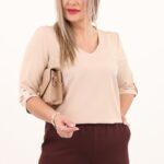 bezowa-elegancka-bluzka-z-dekoltem-w-serek