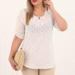 Biała ażurowa bluzka z guziczkami na dekolcie