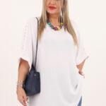 biała bluzka z ażurowymi rękawami